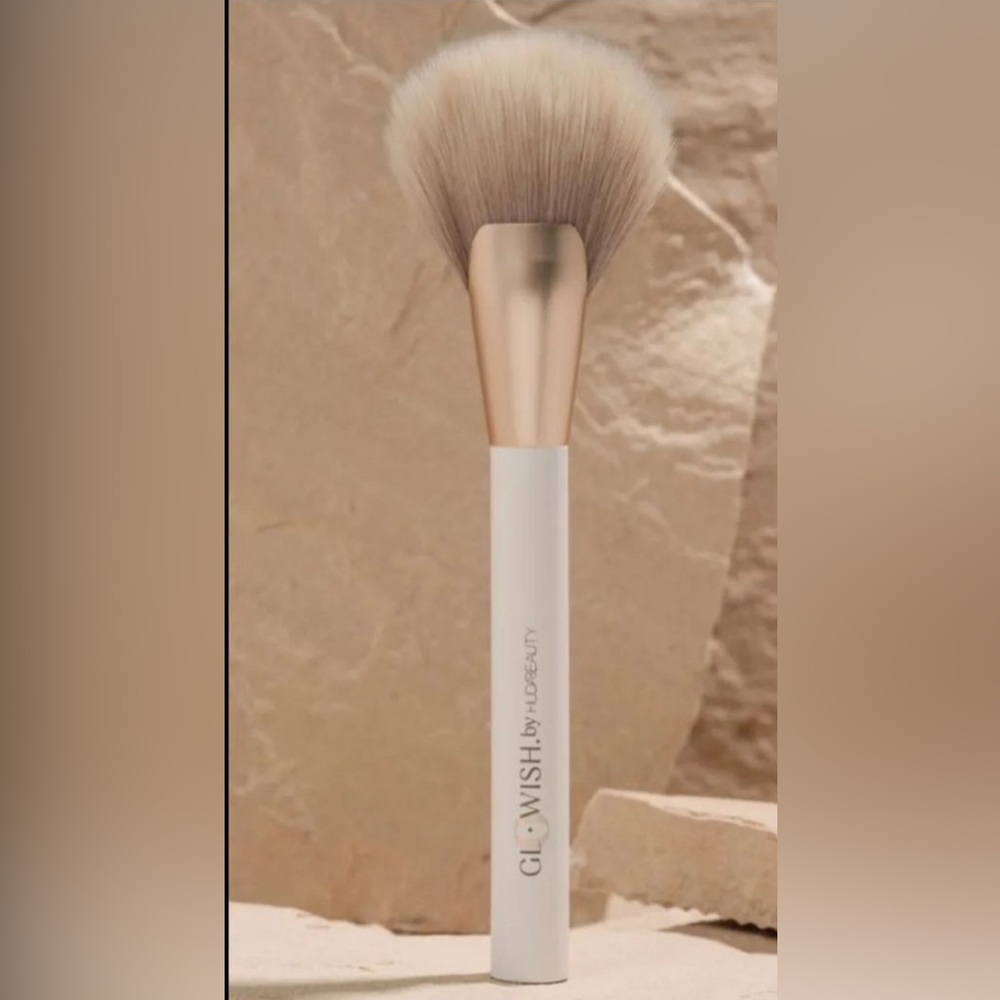 New Package Travel Pouch HUDA BEAUTY GloWish Airbrush Finish Skin Tint Brush $31